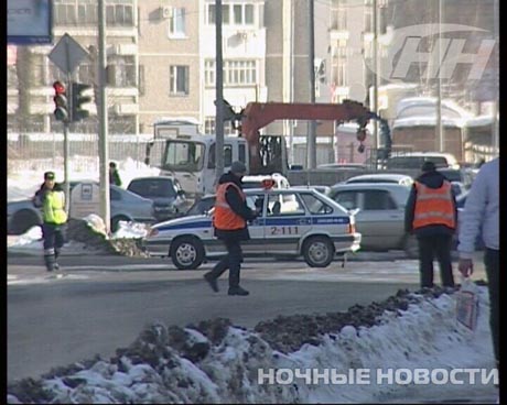 Очередное коммунальное ЧП в Екатеринбурге. Последствия: гейзер кипятка высотой с пятиэтажный дом и утонувший в яме ВАЗ 